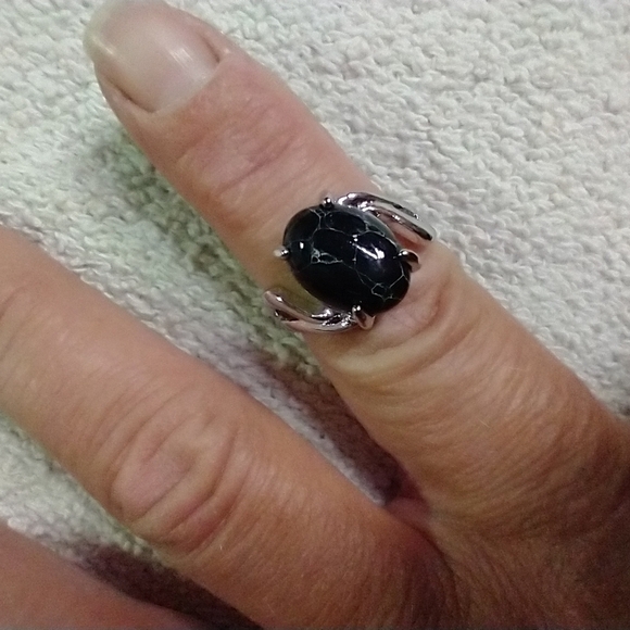 Silvertone black 🖤 stone 🪨 ring 💍8 - Picture 1 of 5